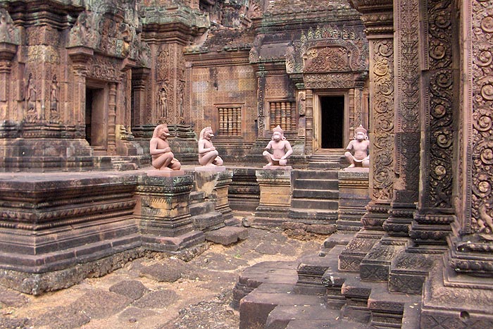 bantey-srei-angkor-naisten-temppeli
