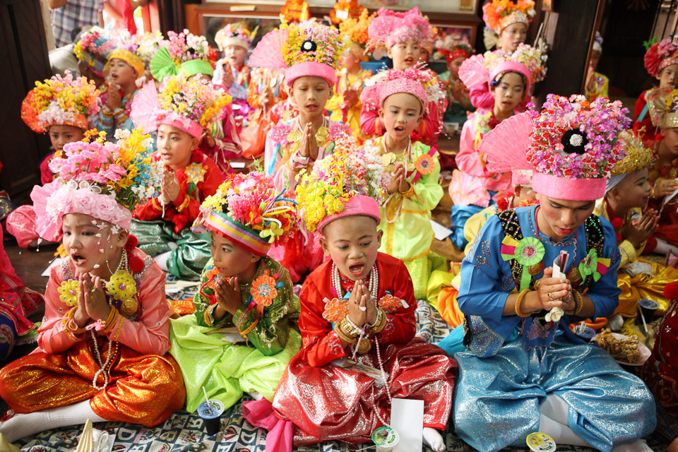 Poi Sang Long -juhlassa pojat pukeutuvat (kovin prinsessamaisiksi) prinsseiksi.
