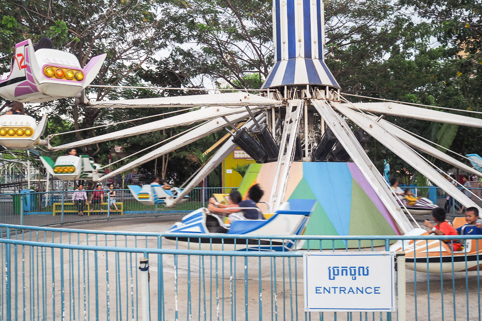 Phnom Penhin huvipuistossa aikuisia jännittää enemmän kuin lapsia.